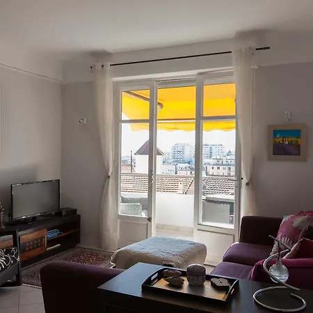 Stunning Views From This Lovely One Bedroom Apartment In Cannes Only A Short Walk From The Palais 479